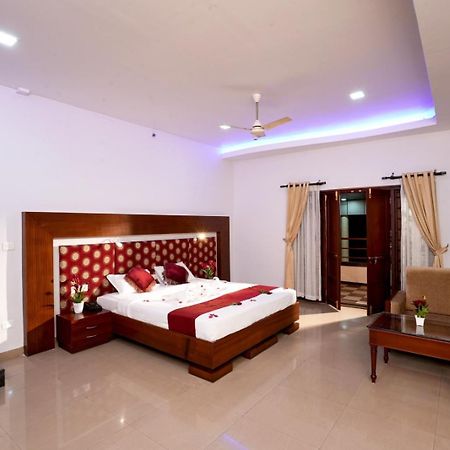 Hotel Empire Residency Tiruvalla Esterno foto