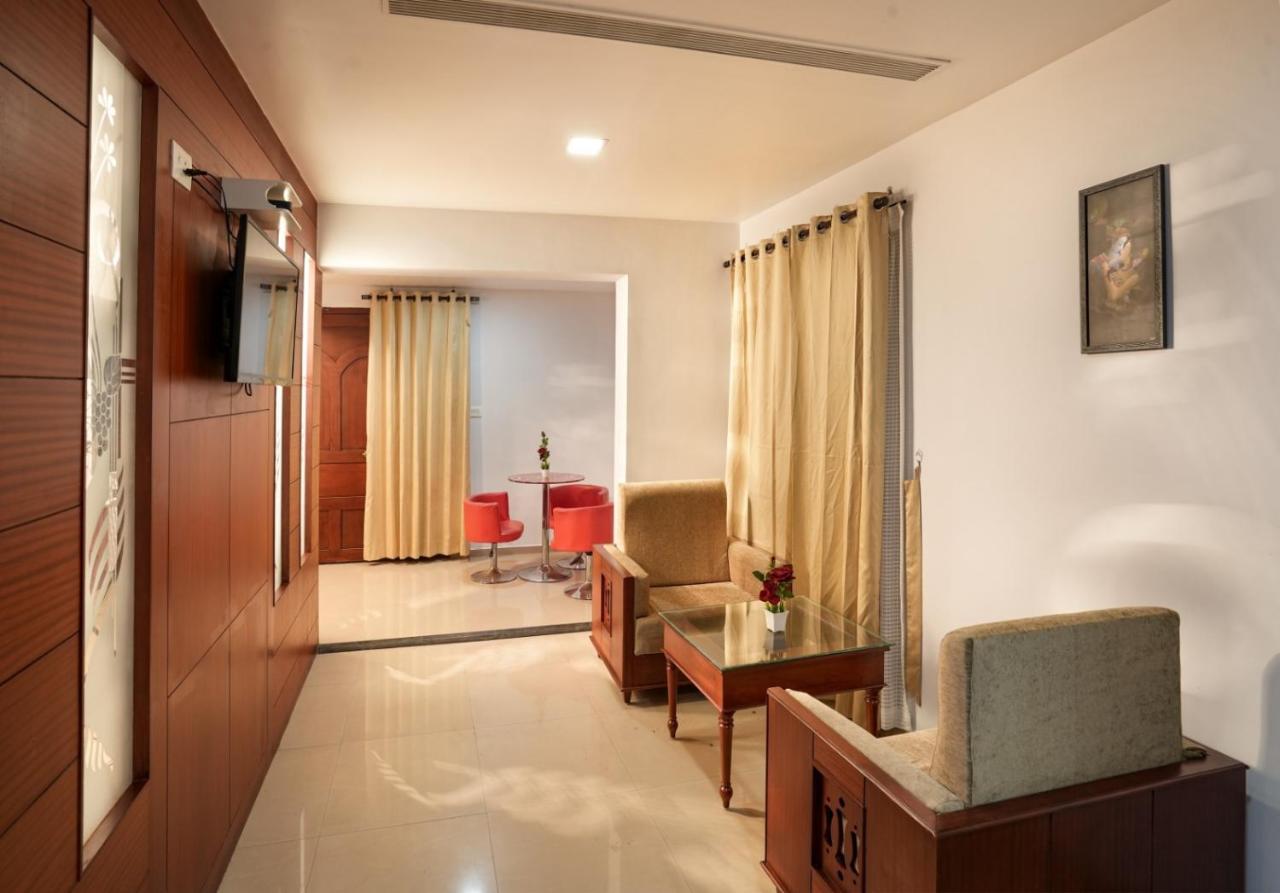 Hotel Empire Residency Tiruvalla Esterno foto